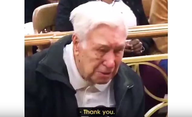 96 yaşındaki fedakar baba hakime teşekkür etti ve tüm dünyaya fedakarlığın yaşının olmadığını gösterdi.
