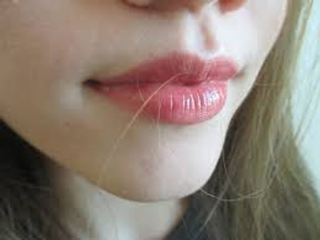 8. Uzun saç ve lipgloss mu? Dersini öğrenmemiş birileri...