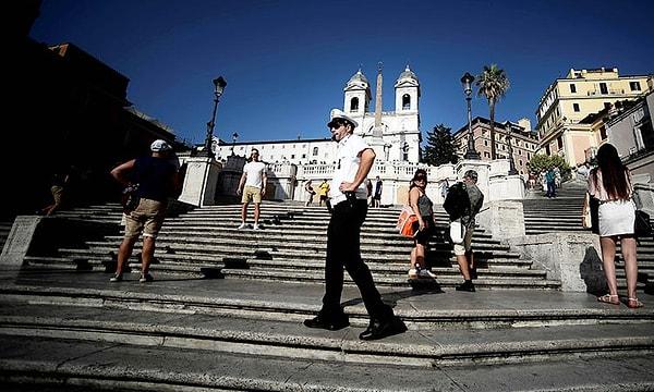 Belediye polislerinin, merdivenlere oturanları anında ikaz ederek yerlerinden kaldırdığı ve karardan habersiz turistlerin ise bu davranışı ve yasağı şaşkınlıkla karşıladıkları gözlendi.