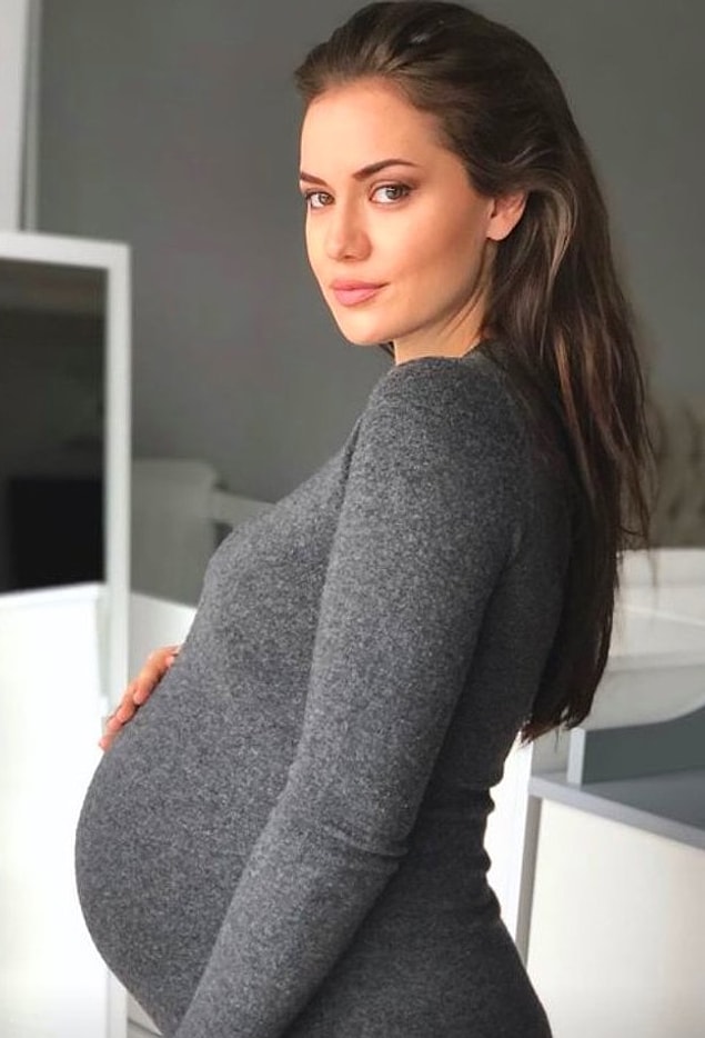 Hatırlarsanız geçtiğimiz yıl, Fahriye Evcen ve Burak Özçivit çiftinin bir bebekleri olacağını öğrenmiştik!