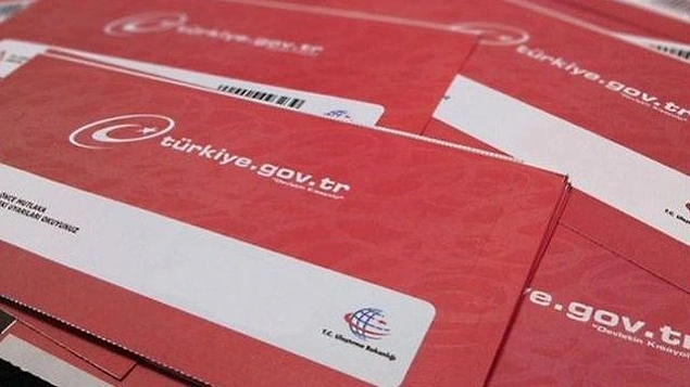 E-Devlet şifresi olmayan öğrencilerin kimliği ile birlikte PTT şubelerine gitmeleri gerekli öncelikle.