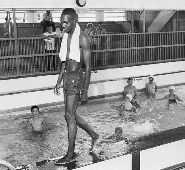 2. "Siyahiler giremez" uyarısına rağmen havuza giren ve kimseyi umursamayan David Isom. Yıl 1958.