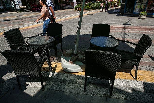 Ümraniye'de aynı sokakta bulunan 3 kafe masa ve sandalyeleriyle görme engelliler için oluşturulan "engelli takip yüzeyini" işgal ediyor.
