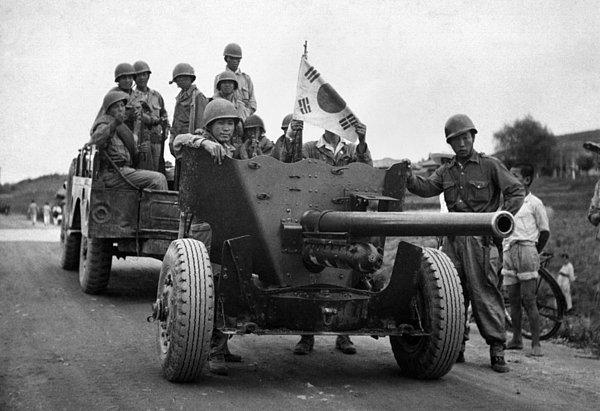 1954 - BM askerleri Kore'den çekilmeye başladı.