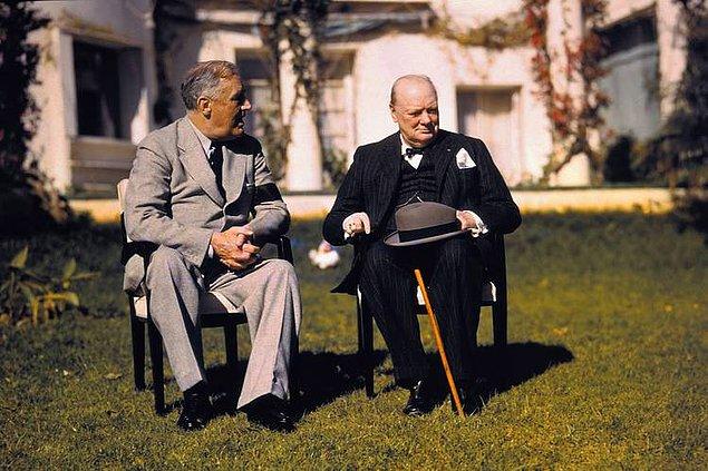 1941 - ABD Başkanı Franklin Roosevelt ve Birleşik Krallık Başbakanı Winston Churchill, Atlantik Sözleşmesi'ni yayımladılar.