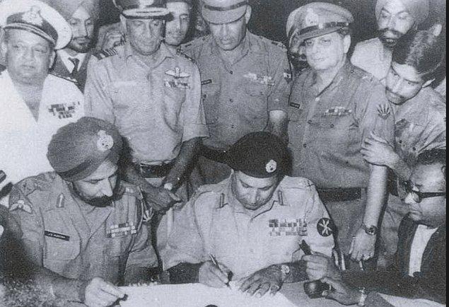 1947 - Birleşik Krallık, Hindistan'a bağımsızlık verdi. Hindistan'daki Müslüman Birliği Lideri Muhammed Ali Cinnah ve Kongre Partisi Lideri Cevahirlal Nehru'nun Hindistan'ın paylaşımına ilişkin İngiliz planını kabul etmesinin ardından ülke ikiye ayrıldı ve bağımsız Pakistan devleti kuruldu.