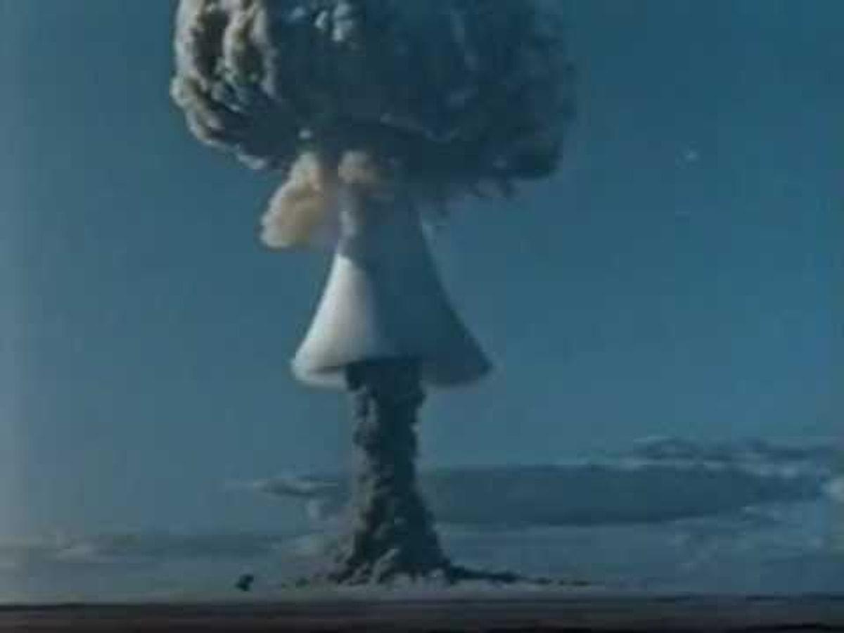 Испытания первой в мире. Первая водородная бомба 1953. Испытание водородной бомбы 1953. Водородная бомба Сахарова 1953. Испытание первой водородной бомбы в СССР.