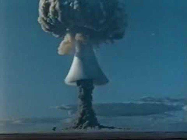 1953 - SSCB hidrojen bombası yaptığını ilan etti.