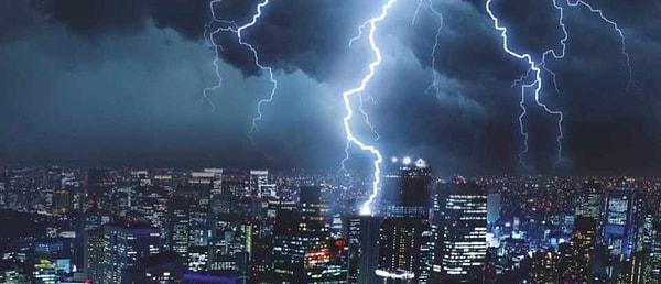 2. Her zaman, dünyanın atmosferi üzerinde devam eden yaklaşık 1800 fırtına vardır.