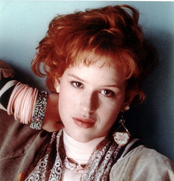 16. 80'li yılların favorisi Molly Ringwald'un kızıl saçları bugün bile beğeniliyor.