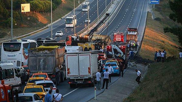 İstanbul'un Eyüpsultan ilçesinde, Hasdal Kemerburgaz yolunda seyir halindeki hafriyat yüklü kamyon da kontrolden çıkarak devrildi.