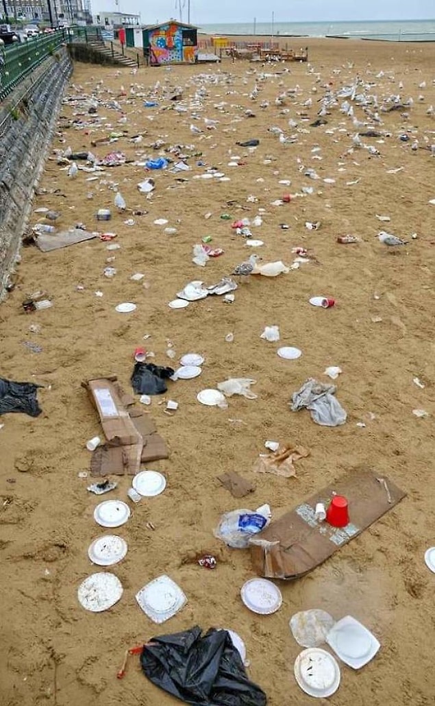 12. "Turistler gittikten sonra evimin yakınındaki kumsal..."