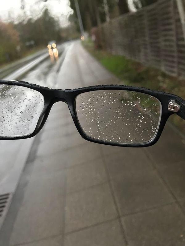 16. Gözlüklerden nefret etmenize neden olan yağmur...