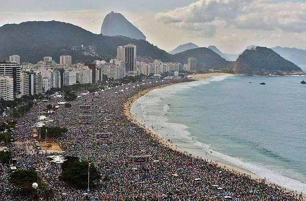 13. Brezilya'nın meşhur Copacabana Plajı'nda gerçekleşen Rod Stewart konseri. Yaklaşık 3.5 milyon kişinin katılımıyla tarihin en kalabalık konserlerinden biri.