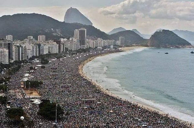 12. Brezilya'nın meşhur Copacabana Plajı'nda gerçekleşen Rod Stewart konseri. Yaklaşık 3.5 milyon kişinin katılımıyla tarihin en kalabalık konserlerinden biri.