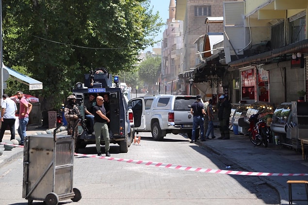 AA'nın aktardığı bilgiye göre, Haşimiye Meydanı'nda polis ekipleri, durumundan şüphelendikleri bir kişiyi takibe aldı.
