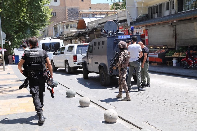 Yaşanan kovalamaca sonucu şahıs, polis ekiplerince yakalandı.