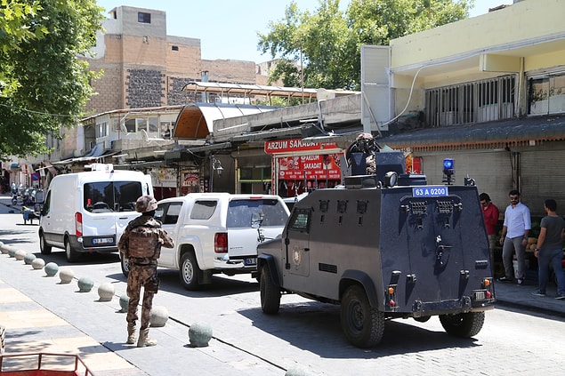 Olay yerine sevk edilen çok sayıda polis ekibi, yolu trafiğe kapatarak çevredekileri uzaklaştırdı.