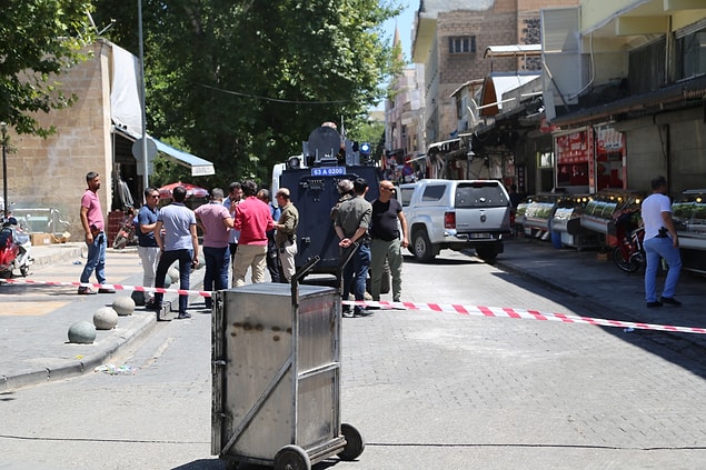 Özel giyimli bomba imha ekipleri tarafından incelenen poşet, kontrollü olarak imha edildi. Poşetin içerisindeki patlayıcı madde olduğu tespit edildi.