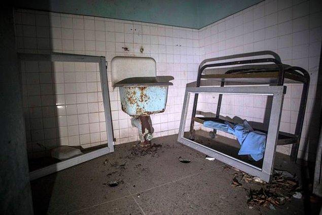 Hamamböceklerinin duvarlar boyunca süründüğü hastanede, yetersiz personel sayısı nedeniyle bina genelinde çöp ve ölü böcek yığınları oluşmuş durumda.