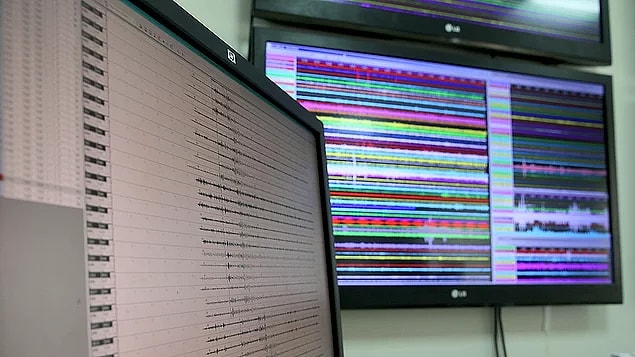 Ege Bölgesi'nde 4 saatte büyüklükleri 1,1 ila 6 arasında değişen 56 deprem hissedildi.