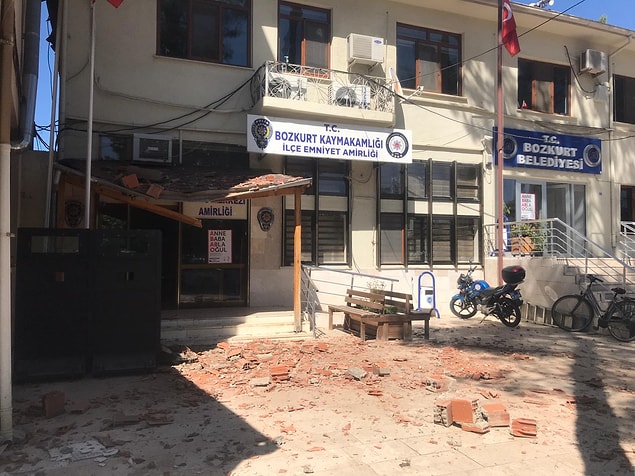 Denizli Valisi Hasan Karahan, Bozkurt merkezli depreme ilişkin hasar tespit çalışmalarına başladıklarını bildirdi.