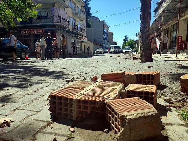 Bozkurt Belediye Başkanı Birsen Çelik, bazı evlerin hasar gördüğünü söyledi ve "Can kaybı yok, ufak yaralanmalar var" dedi. Çelik ayrıca makam odasının duvarının yıkıldığını açıkladı.
