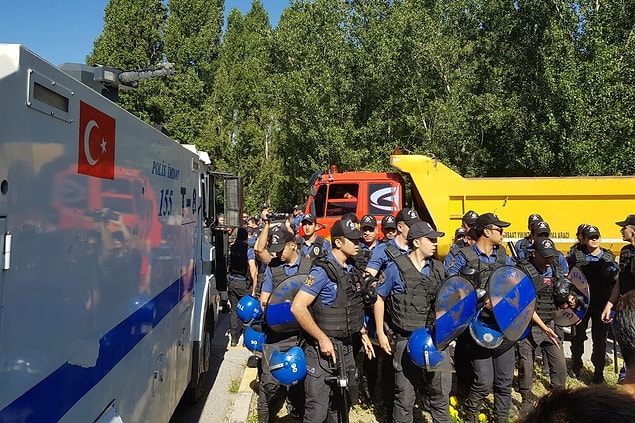 Öğrencilerin direnişi yıkıma mani oldu