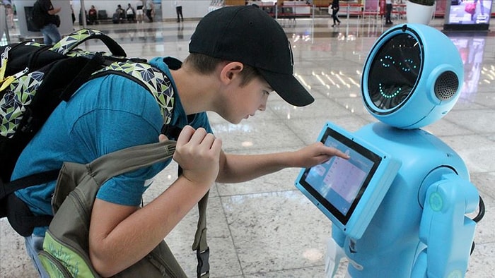 İstanbul Havalimanı’nın Robotları Göreve Başladı: 'Allah Sana da Namaz Kılmayı Nasip Etsin'