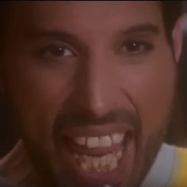 1. Freddie Mercury'nin üst dişlerinin alt dişlerine göre önde olmasının nedeni üstte dört tane fazla dişi olmasıydı.