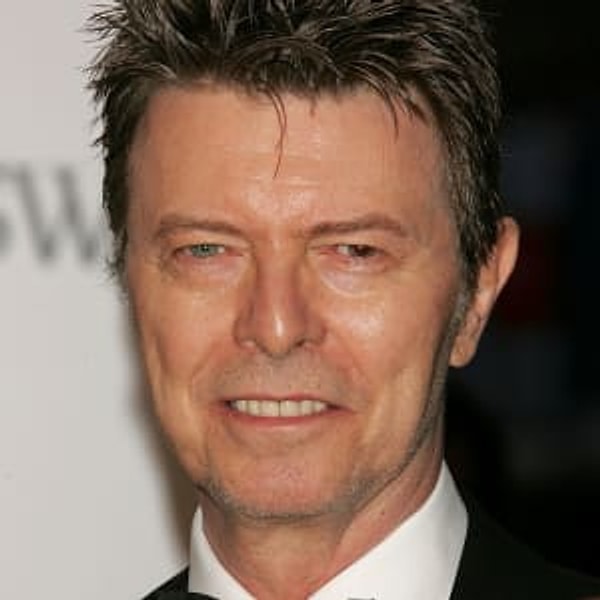 10. David Bowie'nin gözleri farklı renklerdeydi.