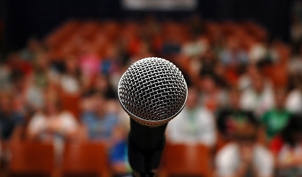 1. Вы панически боитесь выступать перед большим количеством людей, но шеф попросил вас прочесть доклад перед незнакомой аудиторией. Как поступите?