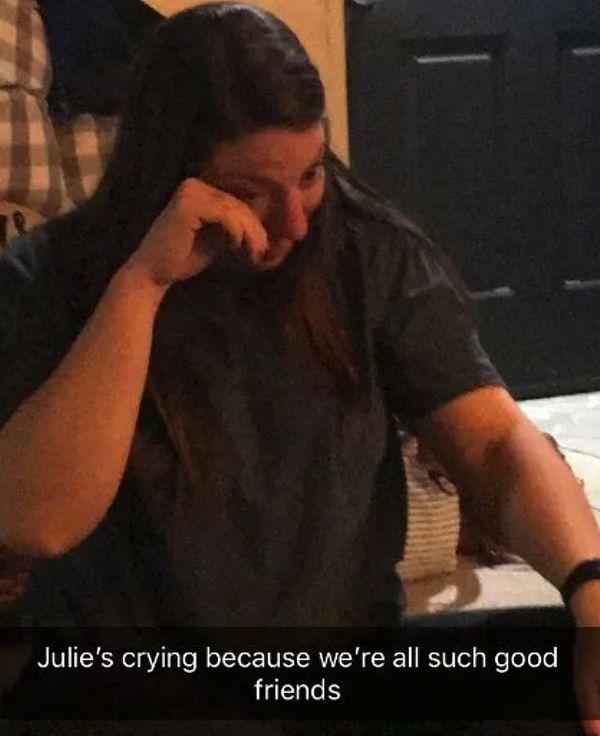 23. "Julie çok iyi arkadaşlar olduğumuz için ağlıyor."