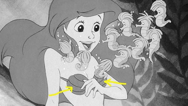 4. Какого цвета был лиф Ариэль?