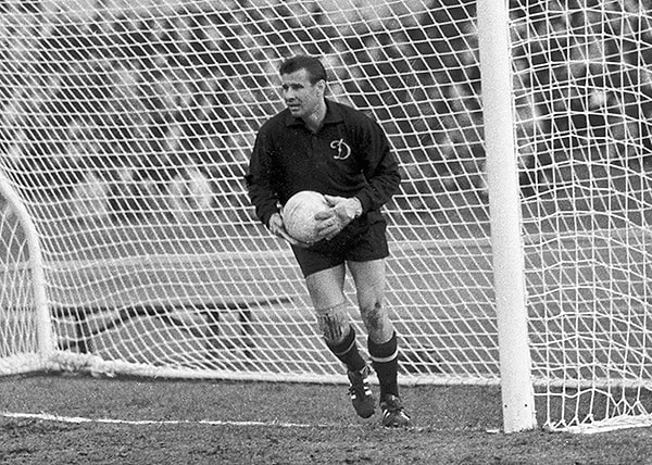 2. Какое прозвище дали болельщики великому вратарю Льву Яшину?