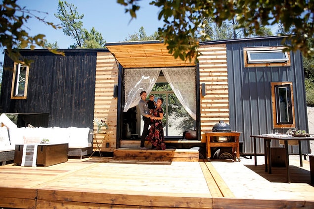 Esasında tiny house'lar 2 şekilde de kullanılabilir. İlki karavan tarzında lokomotif gibi, ikincisi de görselde görüldüğü gibi taşınmaz biçimde sabit olarak.