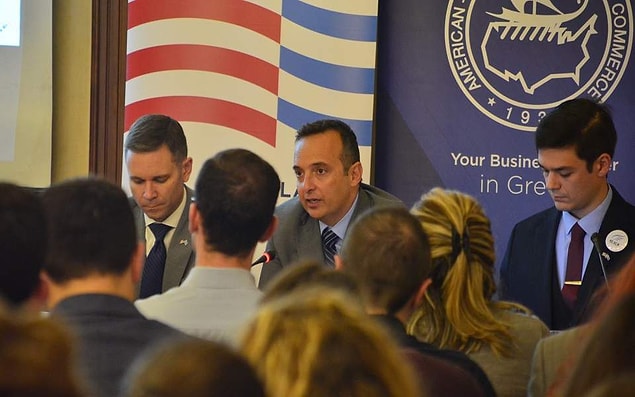 Elbette Amerika'da yaşayan Yunan vatandaşları bu durumu hoş karşılamıyordu. Hatta yerel bir gazetelerinde bu kampanyanın Yunan vatandaşlarını utandırdığını ve küçük düşürdüğü yazılmıştı.