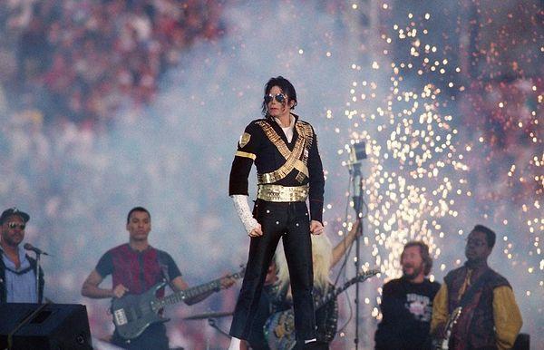 3. 23 Eylül 1993'te 56.000 kişiye verdiği konser ile efsane olduğunu kanıtlamış Michael Jackson da Türkiye'de konser veren isimlerden.