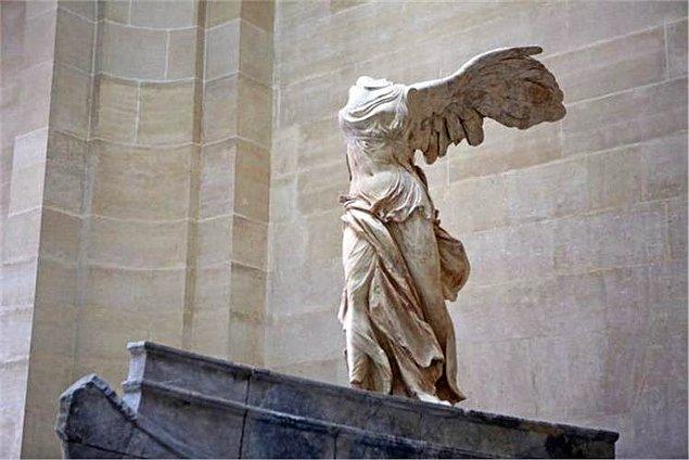 8. Yunan mitolojisinde zafer tanrıçası Nike ve onun yine iki bin yıllık heykeli...