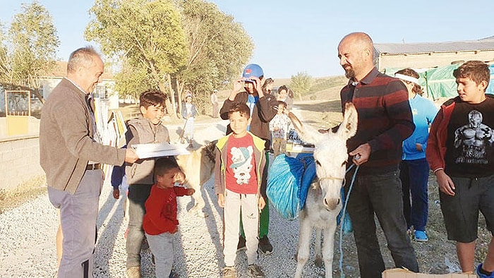 Çocukluk Hayalini Gerçekleştirdi: Eşekle Köy Çocuklarına Dostoyevski Taşıyor