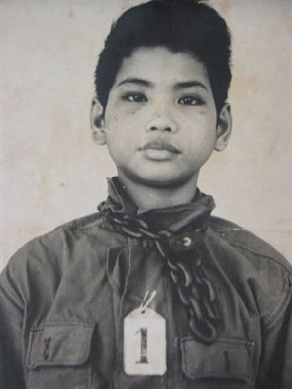 Asıl adı Saloth Sar olan Pol Pot, 19 Mayıs 1925'te o dönem Fransız Hindiçini içinde yer alan, günümüzde Kamboçya'nın bir parçası olan Kompong Thom şehrinde çiftçi bir ailenin çocuğu olarak dünyaya geldi.