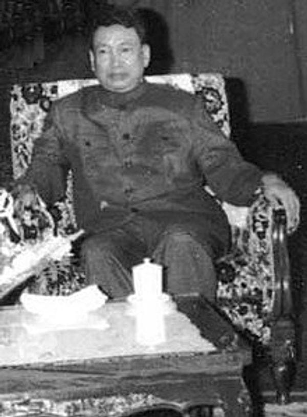 1975'te General Lon Nol yönetimindeki askeri idareyi devirerek başbakan oldu. Asıl sorunlar ise buradan sonra başladı...