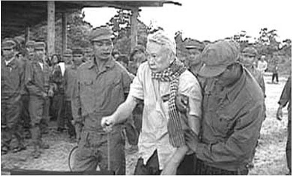 1997 Temmuz'unda Kral Sihanouk'un oğlu Prens Ranaridh'e bağlı kuvvetlerle iş birliği yaparak başkenti ele geçirmeye çalışan Pol Pot'a bağlı Kızıl Kmerler, eski başbakan Hun Sen'e bağlı kuvvetlerce püskürtüldü.