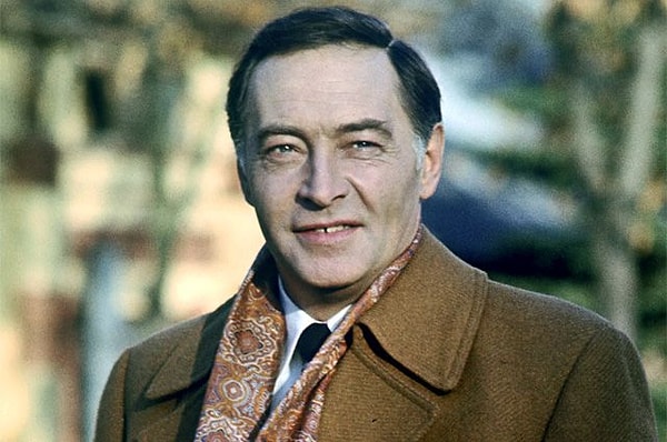 7. Какую роль сыграл Вячеслав Тихонов в фильме "Диалог"?