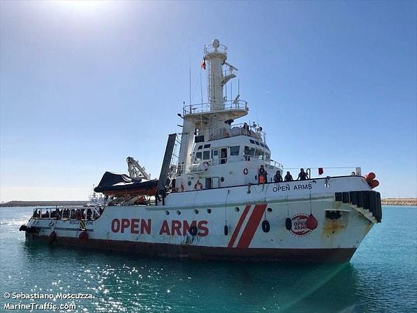 Open Arms ve Ocean Viking gemilerinde 330 göçmen günlerdir bekliyor