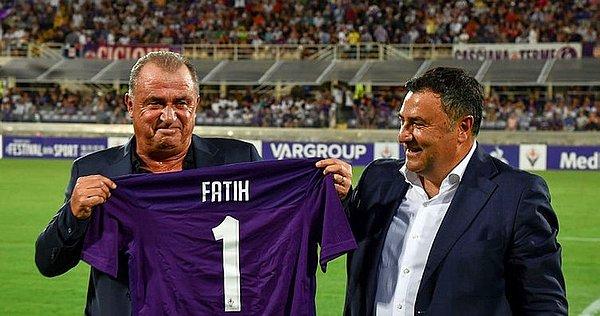 Fiorentina ile Galatasaray arasında oynanan hazırlık maçı öncesi Teknik Direktör Fatih Terim'e '1' numaralı forma hediye edildi.