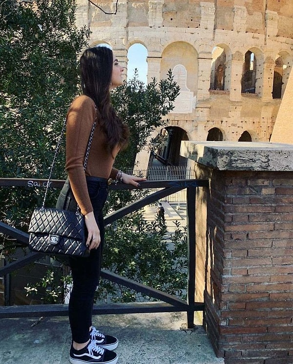 21. Настолько горячее тело, что Колизей и ограда подтаяли