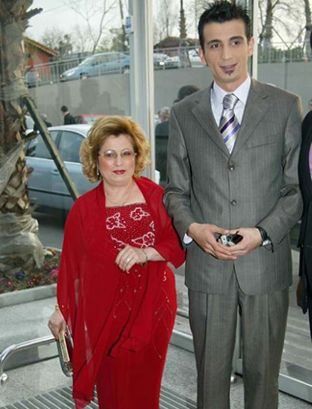 Damat da yaşananlardan sonra doğal olarak evleneceği kadının böyle bir duruma düştüğü için sinirlenmiş ve cupcakeleri yere fırlatmış.