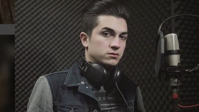 8. Çektiği parodi videolar ile tanınan YouTuber Emre Özkan, giderek ünlü olan bir isimdi.