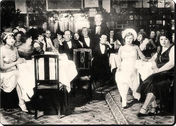 4. Beyoğlu'nda bir lokanta, İstanbul, 1930.